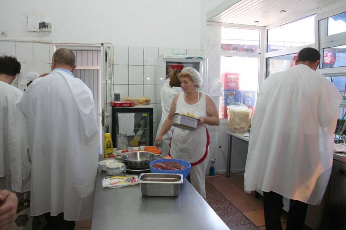 Inspectorii DSVSA Bacău au demarat controalele estivale. Sunt luaţi în vizor toţi comercianţii de produse alimentare