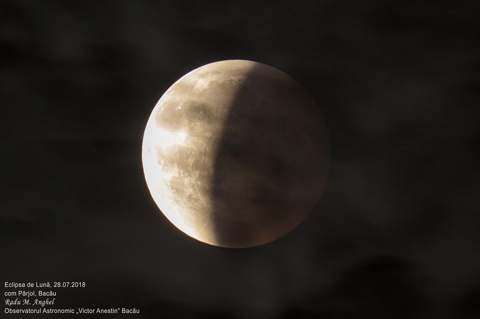 Diseară, eclipsă parțială de Lună. Fenomenul poate fi urmărit de la Observatorul Astronomic Bacău