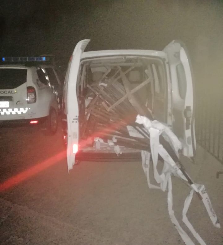 Culmea tupeului. Prins de polițiștii locali din Bacău cu un gard furat tocmai de la ei din gestiune