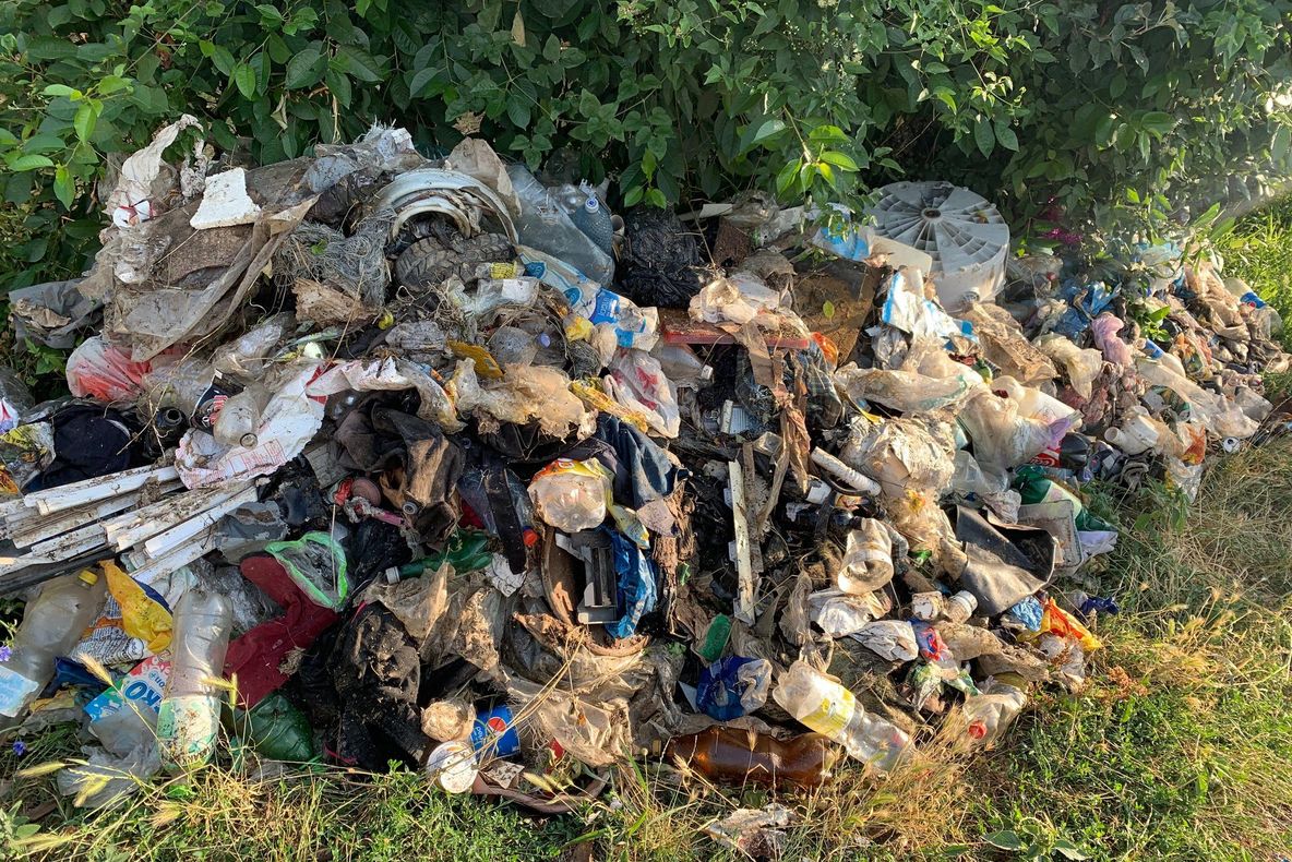 FOTO Revoltător! Cum a răsărit un munte de gunoaie în centrul orașului Buhuși