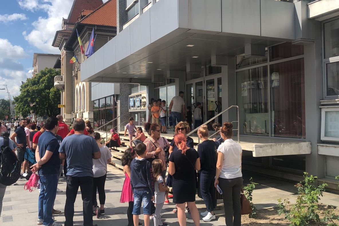 FOTO:Protestatarii caselor Habitat vor utilităţi gratuite de la Primăria Bacău. Oamenii au fost sfătuiţi să aibă răbdare