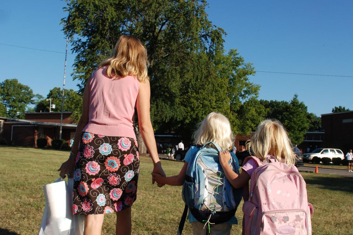 ATENŢIE, PĂRINŢI! O nouă escrocherie a ajuns în Bacău. În doar câteva minute rămâneţi fără bani şi cu promisiunea unui viitor în modelling a copilului