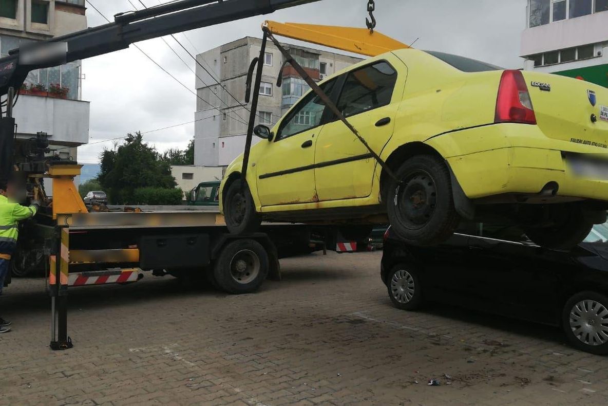 FOTO: Atenție! Se ridică mașini! Ce au pățit mai mulți băcăuani care și-au abandonat mașinile prin oraș