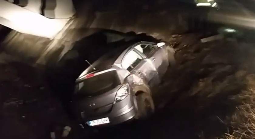 Accident cu cinci răniți la Sascut. Cum a ajuns un șofer cu mașina într-un canal