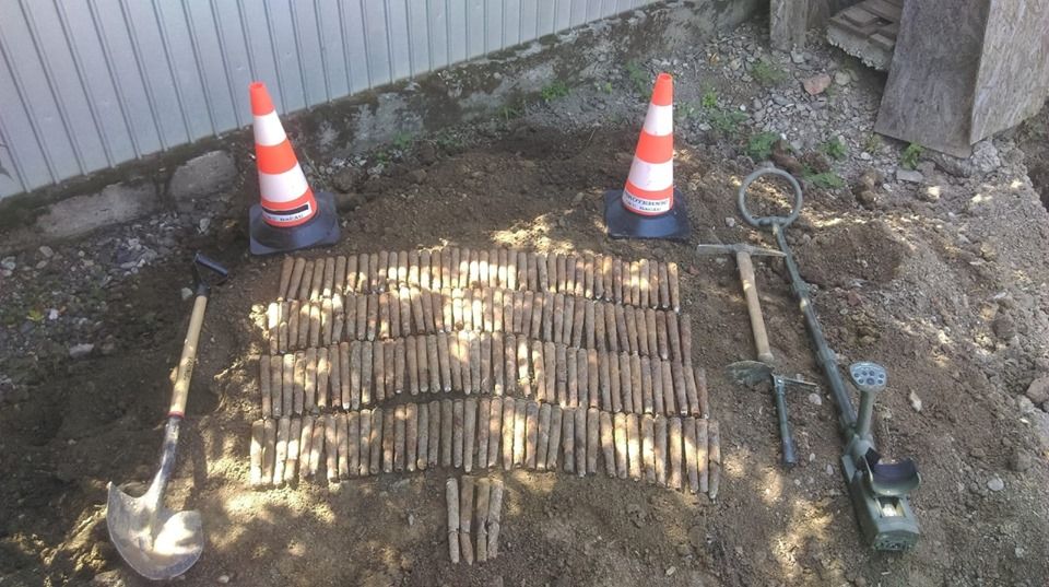 FOTO:163 de proiectile găsite într-o curte din Bacău. Muniția era folosită în lupta antiaeriană