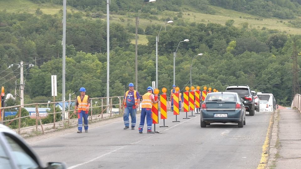 FOTO:Începând de astăzi revin restricțiile de circulație peste râul Trotuș de la Onești. Specialiștii au renunțat la ideea unui pod militar