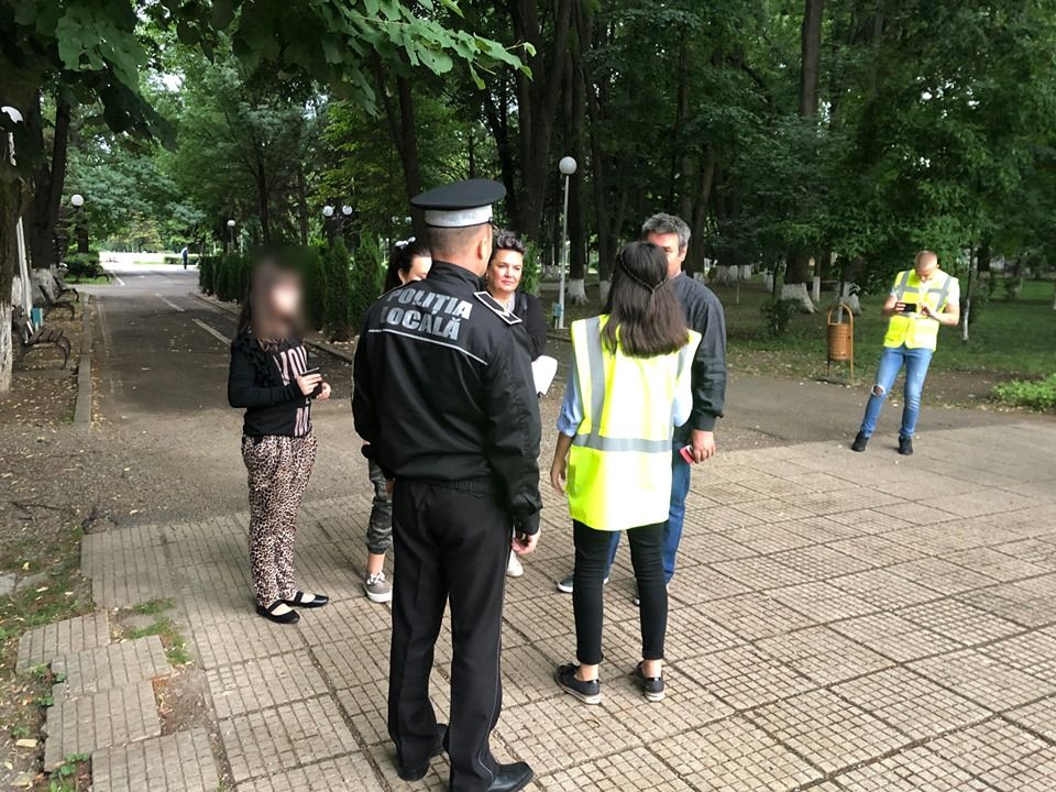 FOTO:Poliţiştii locali îi învaţă pe băcăuani cum să păstreze curăţenia în oraş. Împart flyere şi amenzi
