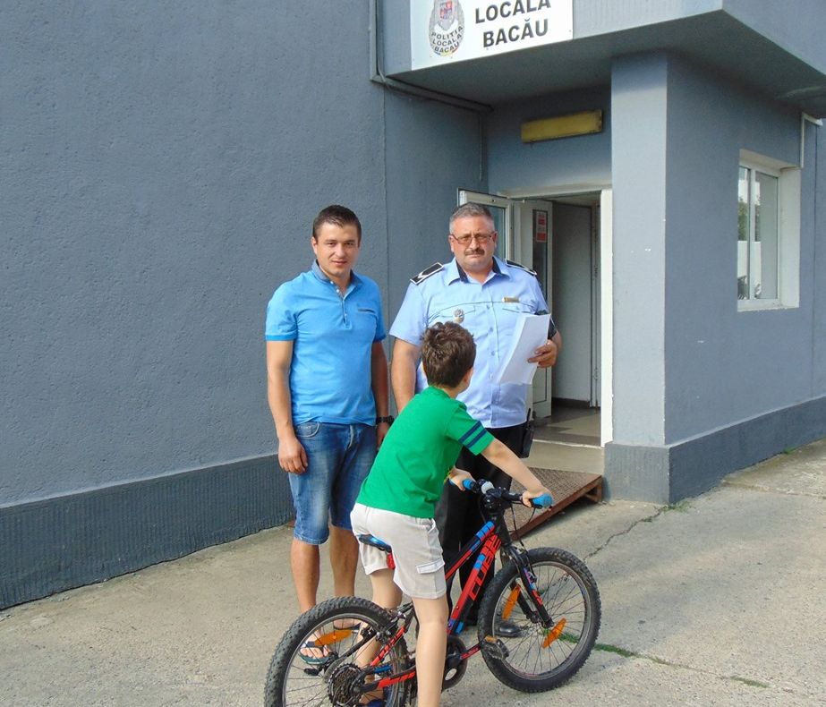 Ce mai uită lumea când se plimbă prin Cancicov. Norocul uitucilor că bunurile sunt găsite, uneori, de polițiști