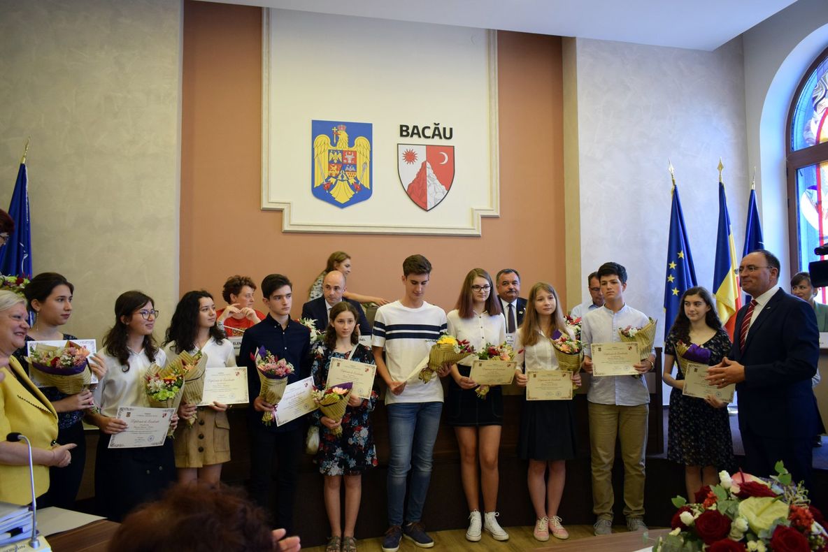 FOTO: Performanța școlară, recunoscută și răsplătită. Elevii de 10 de la Bacalaureat și Evaluarea Națională, premiați de Consiliul Județean Bacău