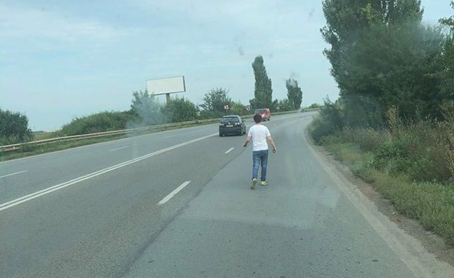 Pus pe fugă la Hramul Bacăului, un constănțean a pornit pe jos spre casă. A greșit direcția și a ajuns la Scorțeni