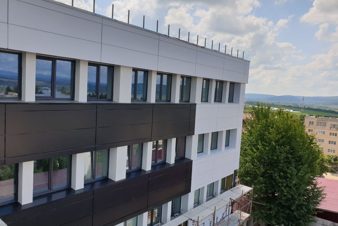 Cum se schimbă la față spitalul din Buhuși. Clădirea, îmbrăcată în aluminiu