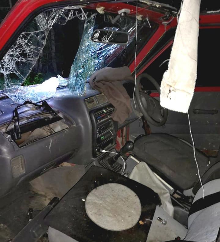 FOTO: Mașină distrusă de un urs flămând la Agăș. Moș Martin a fost atras de ciocolata lăsată în torpedou