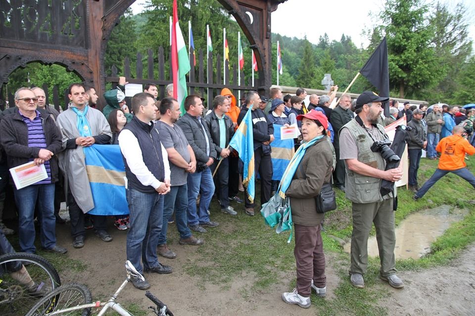 Ungurii din Harghita nu se lasă. Amenință cu o demonstrație de 10.000 de persoane pentru susținerea proprietății asupra Cimitirului Eroilor de la Valea Uzului