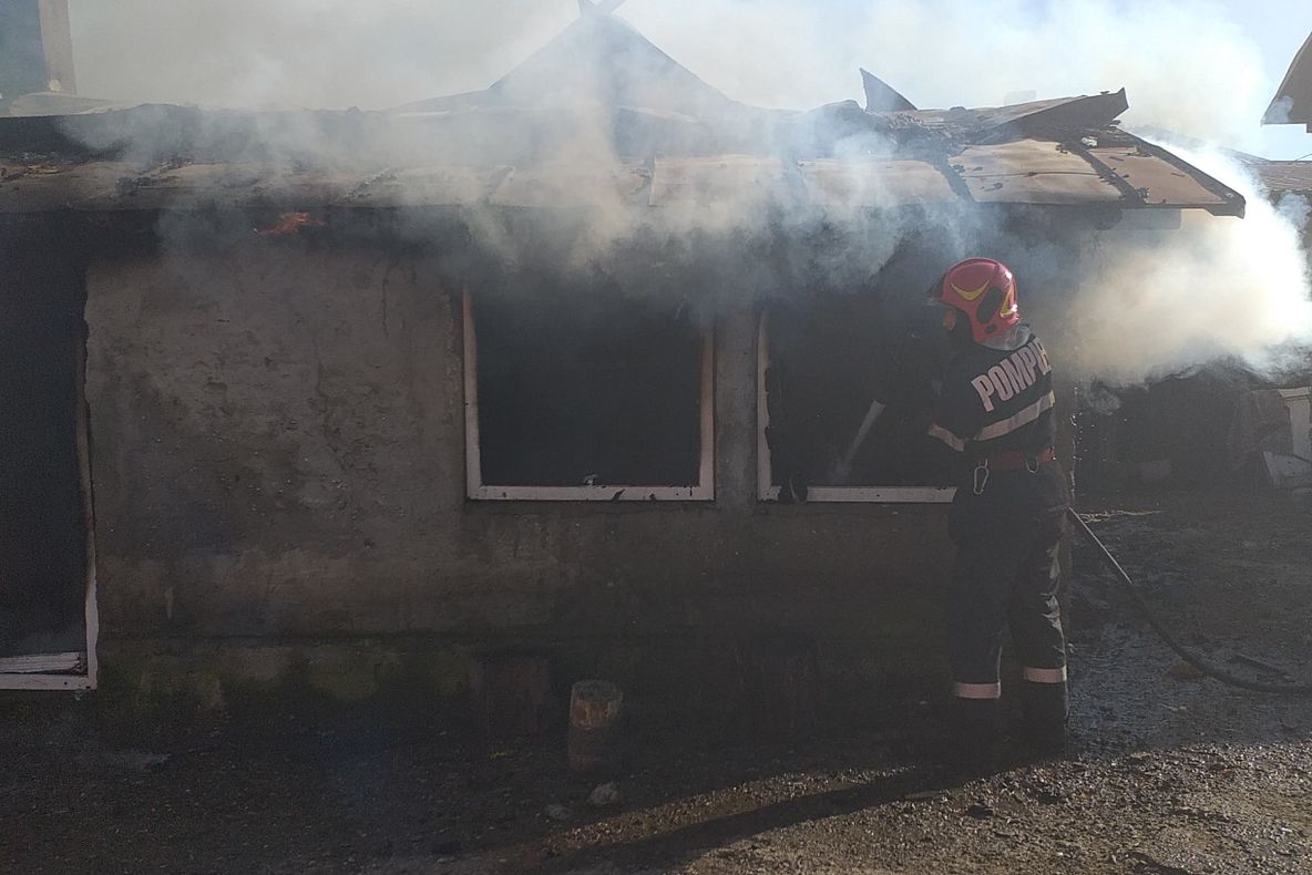 GALERIE FOTO: Două case din Horgești, cuprinse de foc! Pompieri și localnici dau o mână de ajutor