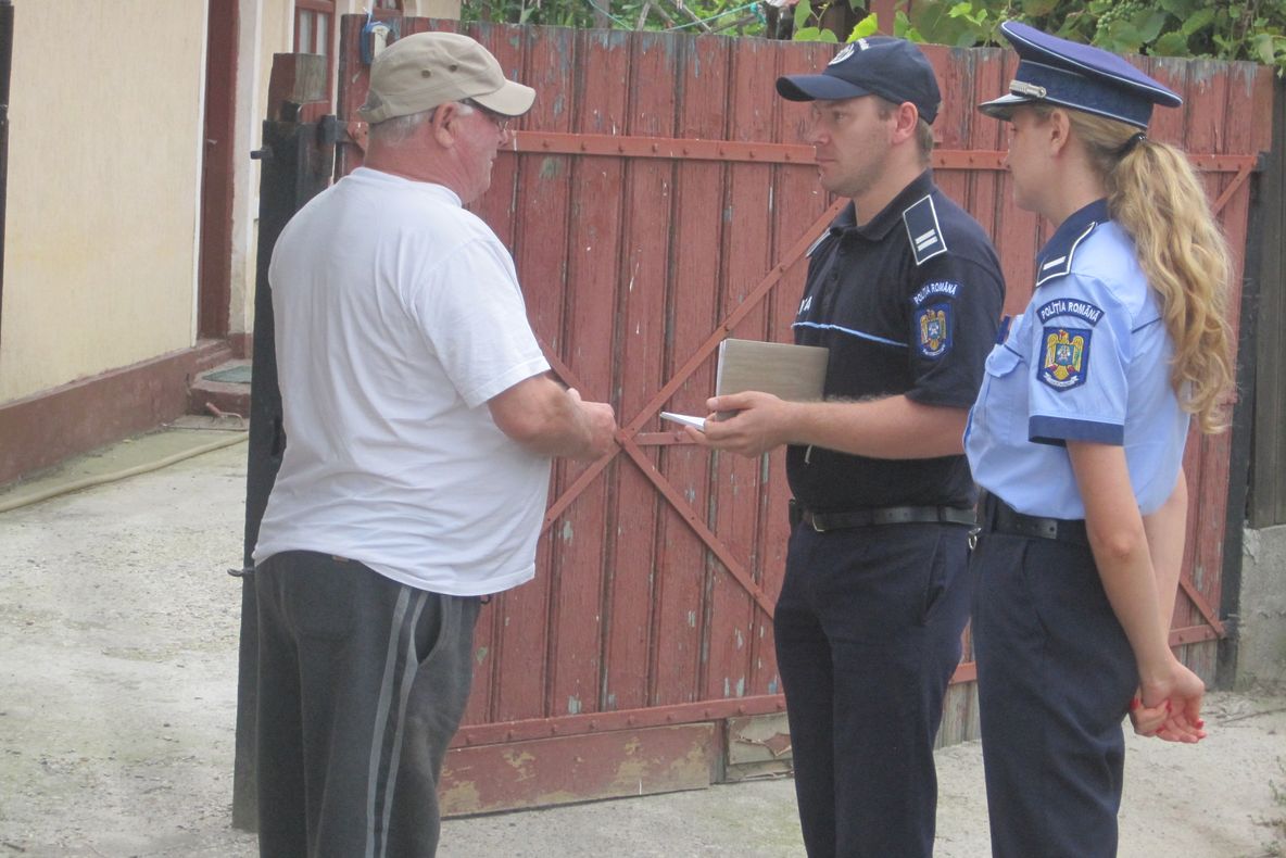 MINUNE:Polițiștii din Bacău au recuperat banii și l-au prins și pe complicele celui care a înșelat doi bătrâni prin Metoda „Accidentul”