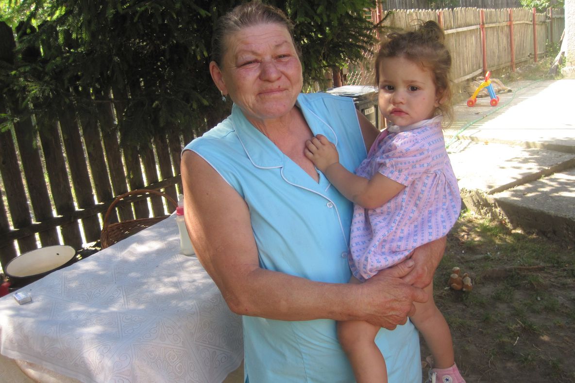 GALERIE FOTO:Ioana Ștefania, fetița de doi ani din Târgu Trotuș care și-a salvat bunica din mâinile unui criminal. Țipetele ei l-au pus pe fugă pe agresor