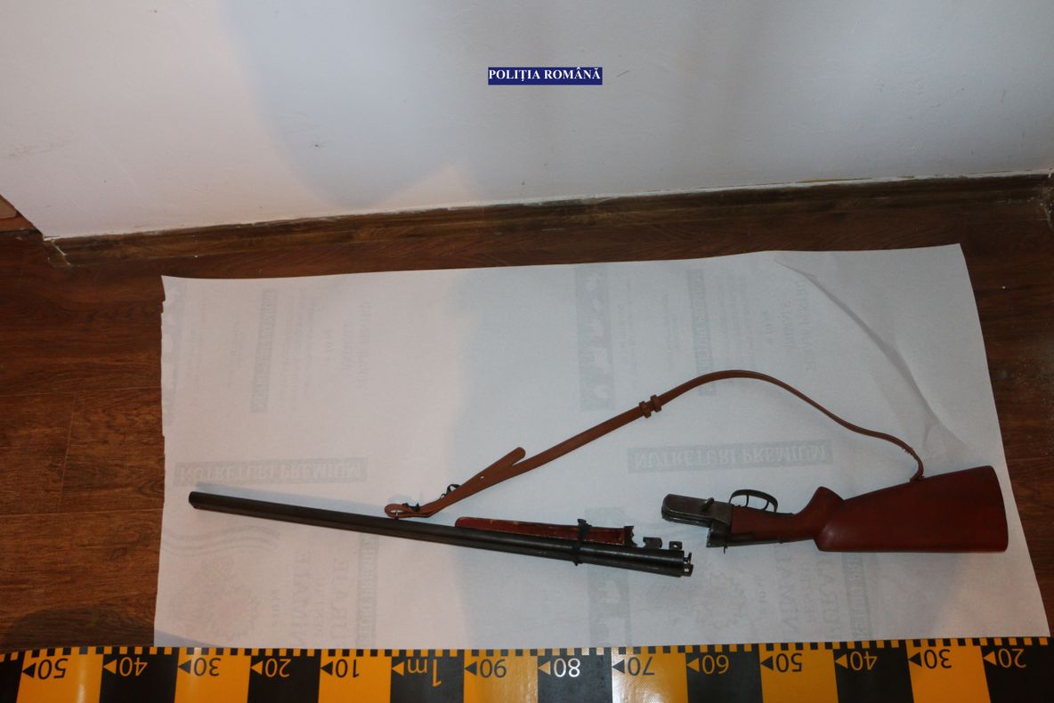 FOTO: Percheziţii la braconieri din Coţofăneşti. Poliţiştii au descoperit un adevărat arsenal