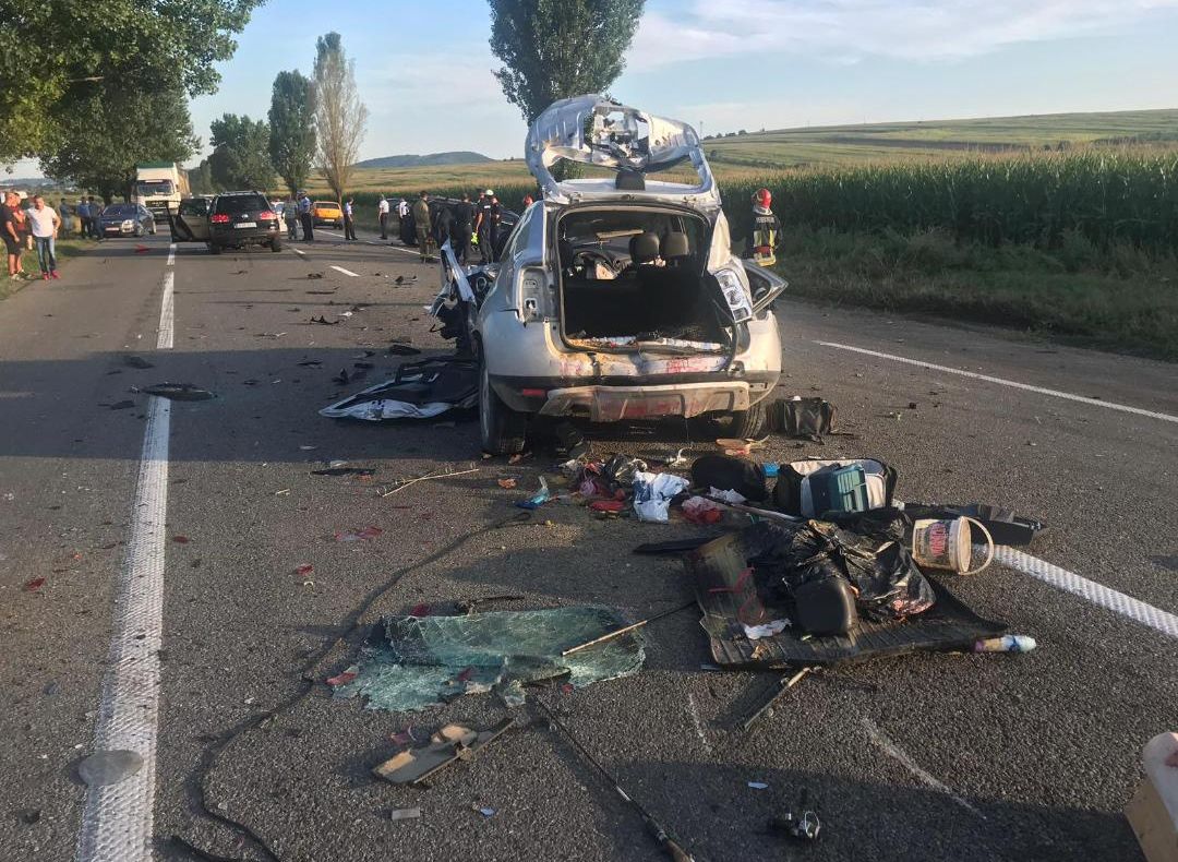 GALERIE FOTO:Un mort și doi răniți pe DN2, la Cleja. O depășire riscantă l-a costat viața pe șoferul imprudent