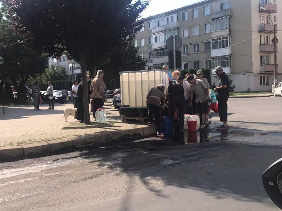 GALERIE FOTO:Apă pentru moineștenii afectați de avariile repetate. Pompierii și municipaliatea au amplasat câte un rezervor de 1.000 de litri de apă în șapte locații din Moinești