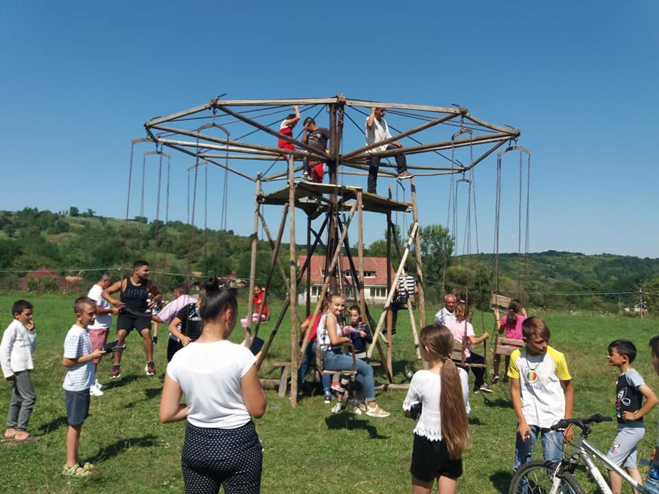 FOTO/VIDEO:Întoarcere în timp la Berzunți. De „Ziua comunei”, tinerii s-au dat în lanțuri așa cum făceau bunicii și străbunicii lor în urmă cu peste o sută de ani