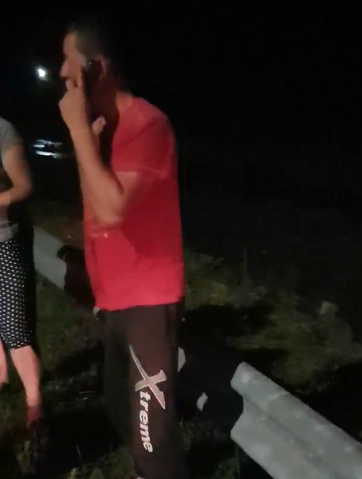 VIDEO: Beat și fără permis, a intrat cu mașina într-un podeț. Revolta oamenilor care au asistat la întreaga scenă