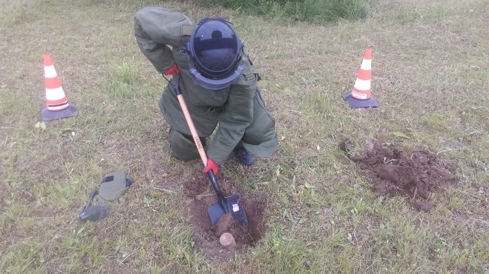 FOTO:Proiectil exploziv descoperit îngropat în pământ la Târgu Ocna, păzit o noapte întreagă de pirotehniștii băcăuani