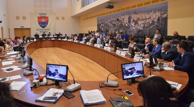 VIDEO: Anchetă în Primăria Bacău după ce doi angajați au făcut comentarii deplasate, transmise live în ședința Consiliului Local