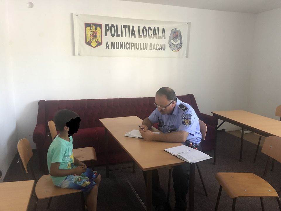 Un copil care s-a pierdut de frații lui în Bacău a fost găsit de polițiștii locali