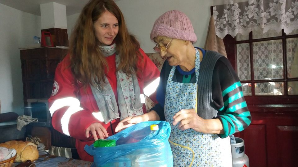 FOTO:Crucea Roșie Bacău, alături de bătrânii suferinzi din Moinești și Slănic Moldova