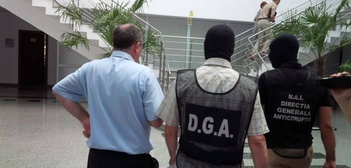 “Stranier” prins în flagrant în timp ce încerca să mituiască doi poliţişti din Bacău să “închidă ochii” că l-au prins băut la volan