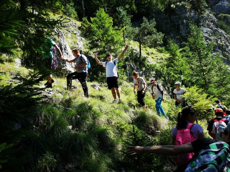 GALERIE FOTO:Prima aventură pe munte pentru 11 copii din Bacău. Aceștia beneficiază de o măsură specială de protecţie la activităţi ce promovează educaţia şi sănătatea în natură