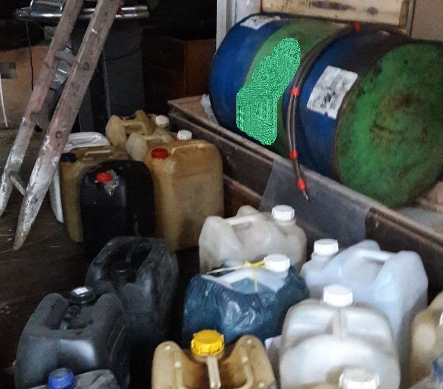 A ajuns după gratii pentru 400 de litri de motorină. Combustibilul se afla în rezervorul din curtea unei firme din Răcăciuni