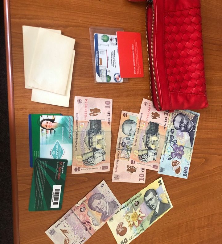 Curat ghinion! Hoață de buzunare, prinsă după ce a “operat” chiar sub privirile polițiștilor locali