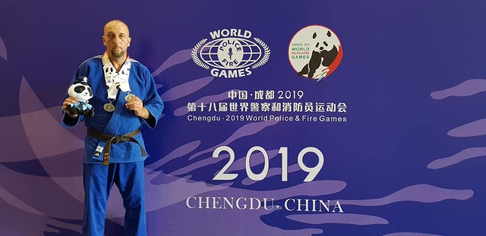 FOTO/VIDEO: Oneșteanul MIHAI GOSAV, DUBLU VICECAMPION MONDIAL la Jocurile Mondiale ale Polițiștilor și Pompierilor din China. Este primul poliţist român care a obţinut patru medalii (de bronz şi argint) la Campionatele Europene şi Mondiale