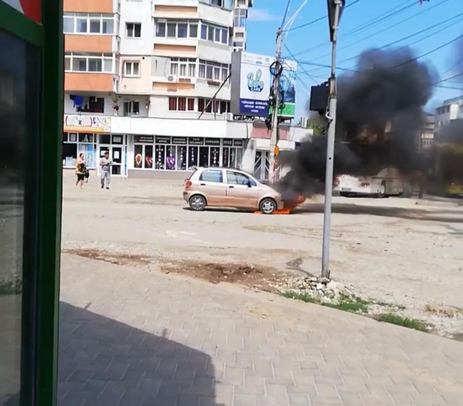 VIDEO:O mașină a luat foc din senin pe strada Republicii din Bacău