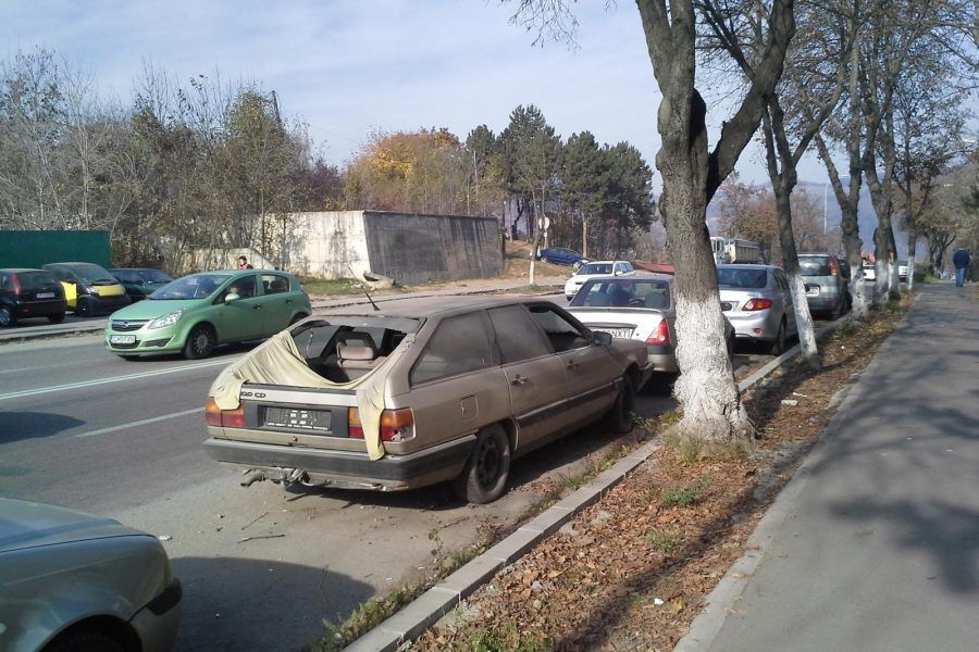 Mașini abandonate în Bacău depistate de polițiștii locali. Proprietarii sunt somați să își ridice rablele