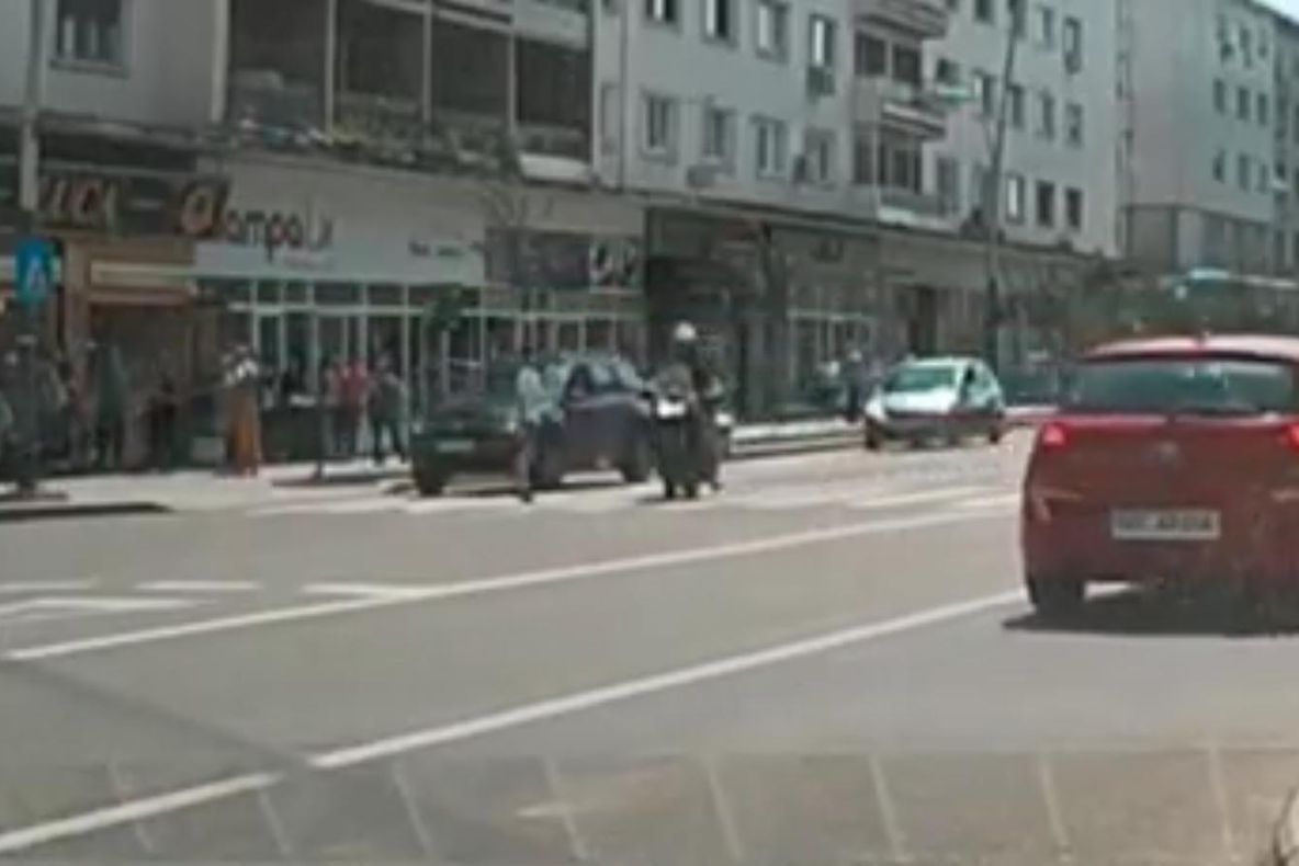 VIDEO:Motociclist rămas fără permis în centrul Bacăului. El a fost „vânat” de un echipaj de poliție în timp ce nu acordă prioritate unui pieton