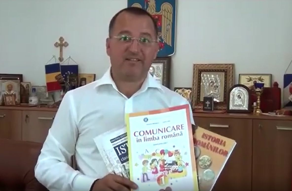 VIDEO: Provocarea inedită lansată de primarul Oneștiului – donați o carte pentru Basarabia și Bucovina