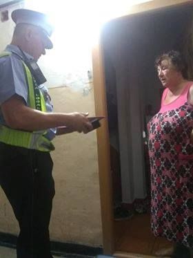 O femeie din Bacău care și-a uitat portmoneul în magazin s-a trezit cu polițiștii locali la ușă