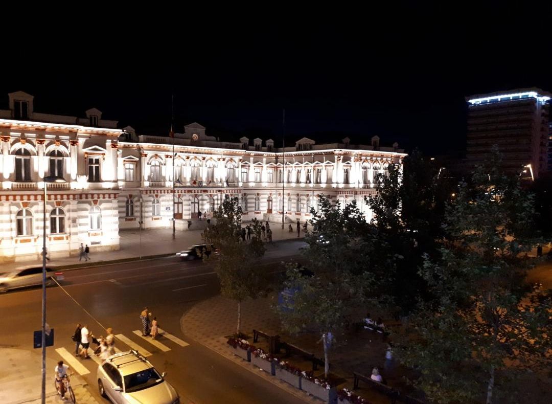 FOTO:Palatul Administrativ din Bacău, într-o lumină nouă. Aseară s-au aprins cele peste 80 de proiectoare care luminează fațada clădirii