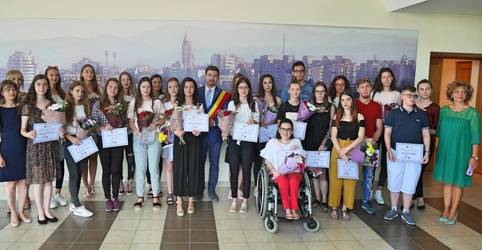 FOTO: Ei sunt mândria Bacăului. Cei mai merituoși elevi la Evaluarea Națională și la Bacalaureat au fost premiați de municipalitate
