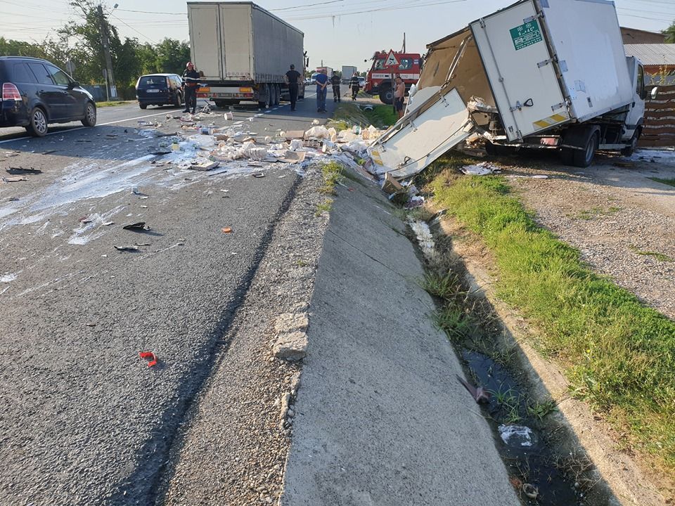 FOTO:Accident la Răcăciuni. Un camion s-a izbit de un TIR și a intrat într-un gard
