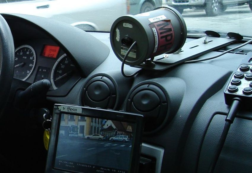 Un băcăuan prins la volanul unui bolid cu 214 km/h pe DN 2. Șoferul le-a spus polițiștilor că se grăbea spre casă