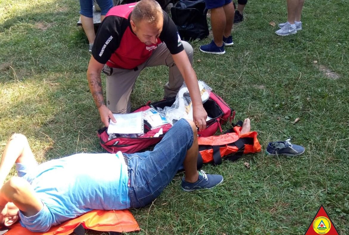 FOTO: Băcăuan salvat de salvamontiști după ce s-a rănit în Rezervația Naturală Cheile Tișiței