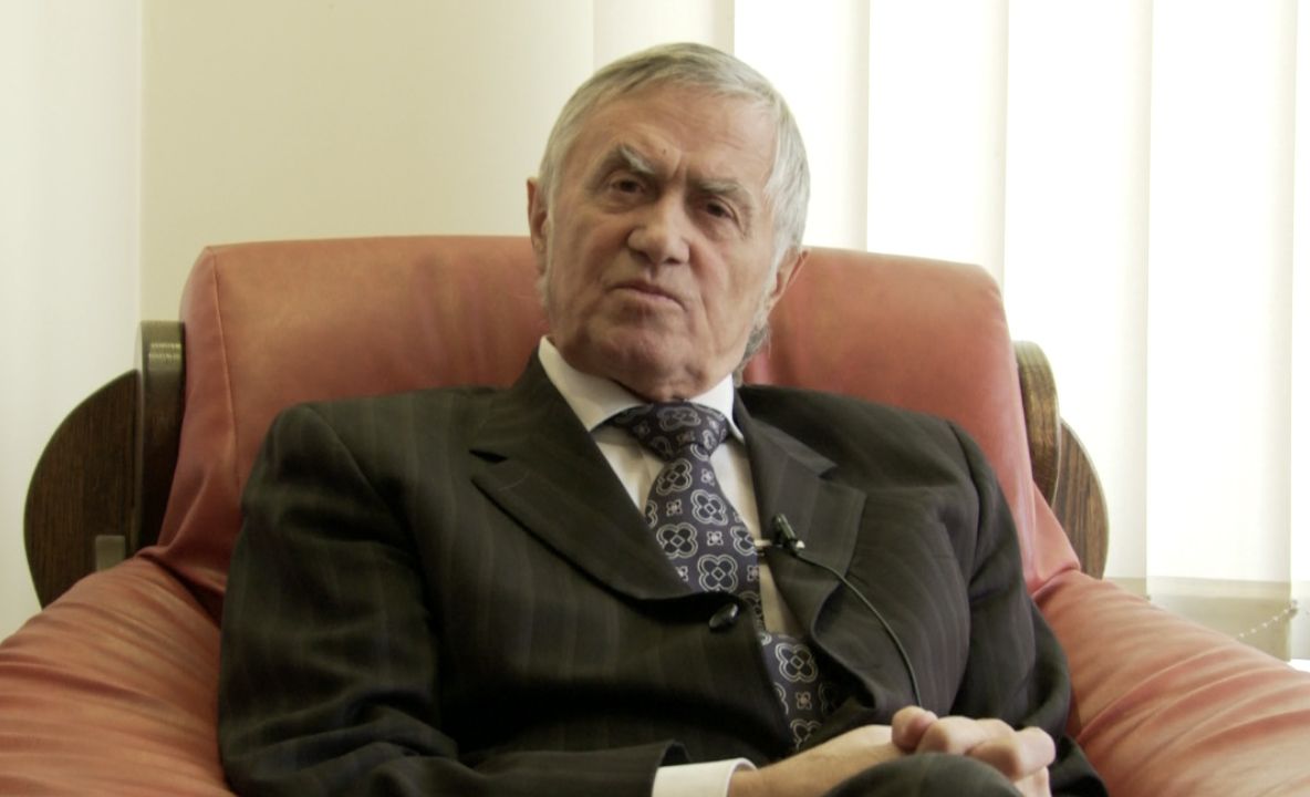 Medicul foștilor șefi de stat din România a acceptat ca spitalul din Buhuși să îi poarte numele. Prof. dr. Eduard Apetrei a fost cardiologul lui Ceaușescu, Iliescu și a fostului premier Radu Vasile