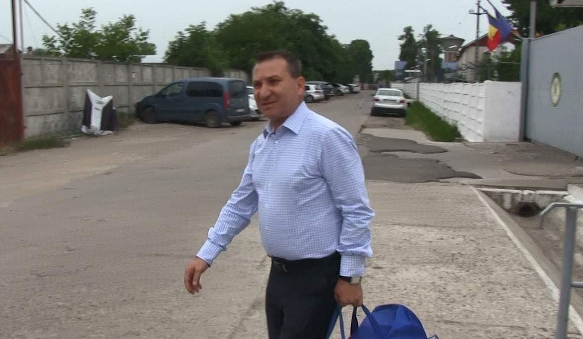 FOTO! Momentul în care Romeo Stavarache iese din închisoare!