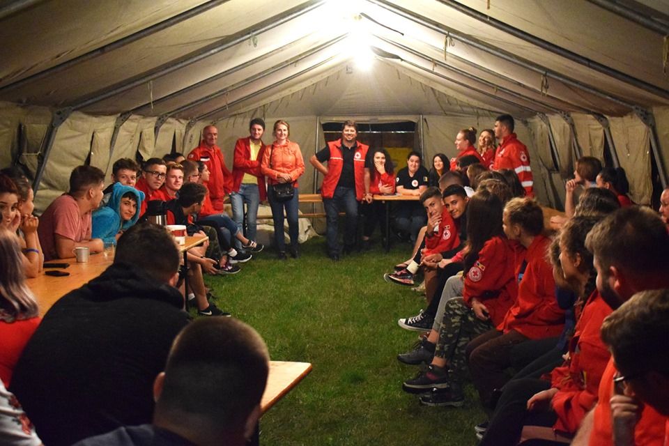 FOTO:Astăzi se deschide „Tabăra de pregătire și intervenţii în caz de dezastre” la Comănești. Peste 80 de voluntari se pregătesc pentru salvarea de vieți omenești