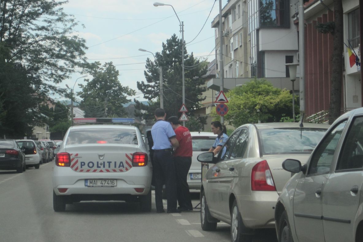 „CASA ORGIILOR” într-o comună din județul Bacău. Reținut după ce a întreținut RELAȚII SEXUALE TIMP DE DOI ANI cu fiicele concubinei sale, chiar sub privirile mamei lor care filma scenele de amor