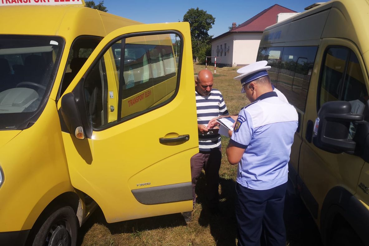 FOTO: Polițiștii, cu ochii pe microbuzele școlare și pe cei care le conduc
