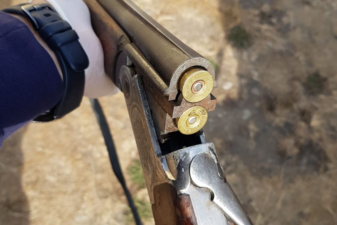 Bărbat din Dărmănești, reținut de polițiști după ce a fost prins în trafic cu două arme deținute ilegal